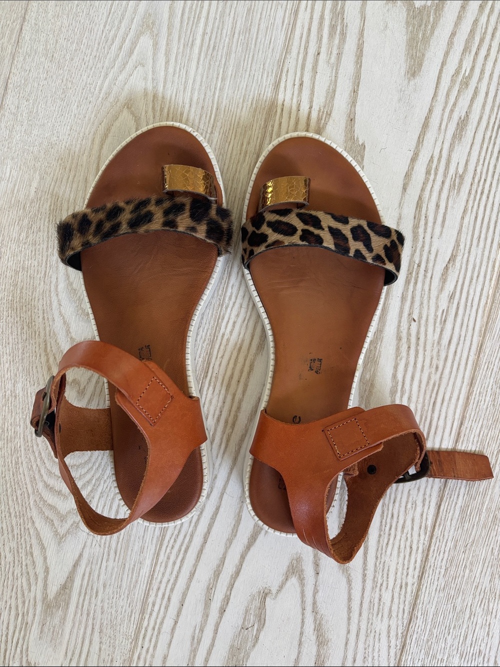 Sundance size 38 mixed material sandals.
